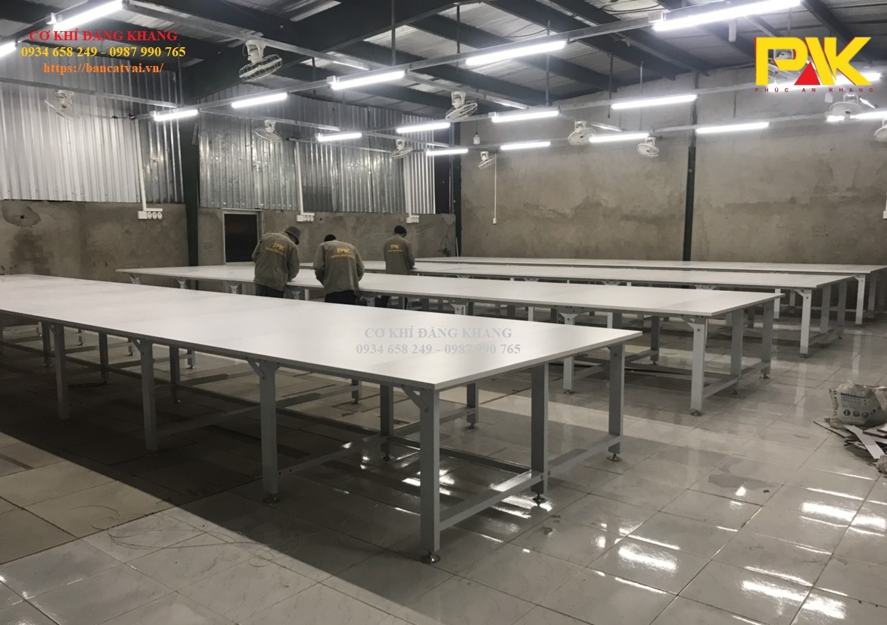 Xưởng sản xuất bàn cắt vải - nội thất công nghiệp theo yêu cầu